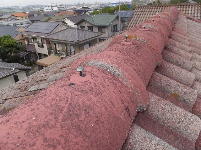 棟を固定する釘が抜けかけている